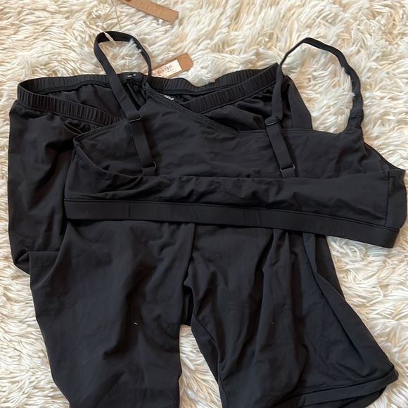 Skims scoop neck fit everybody shorts set large - Picture 4 of 5